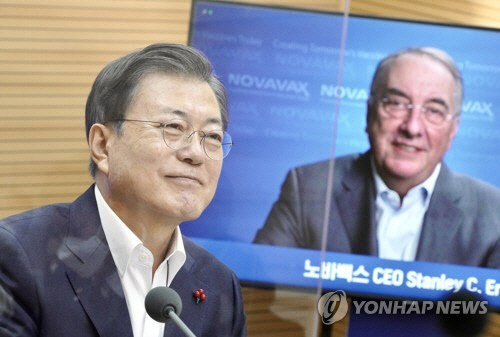 문재인 대통령이 1월 20일 오전 경북 안동시 SK바이오사이언스 공장에서 열린 '코로나19 백신 기업 영상 간담회'에서 노바백스사의 스탠리 에르크 대표이사와 영상 통화를 하고 있다. [연합뉴스]